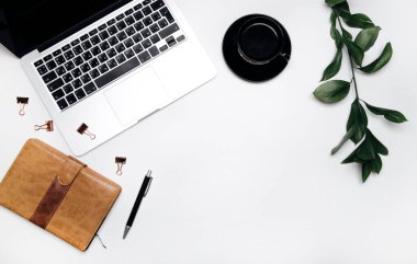 Masaüstü, dizüstü, dizüstü bilgisayar ve kahve kavramı