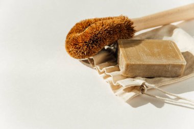 Bambu fırçası ve zeytin sabunu ile doğal temizlik ürünleri. Çevre dostu. Sıfır israf kavramı. Plastiksiz.