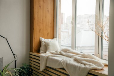 İş yeri pencerenin önünde. evde uzak çalışma