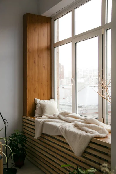 İş yeri pencerenin önünde. evde uzak çalışma