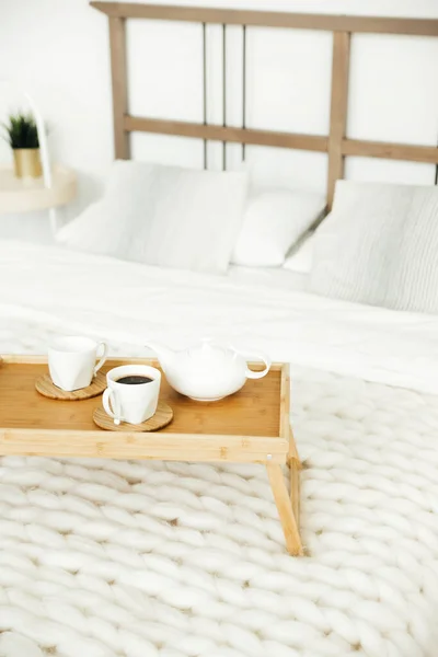 舒适的家 呆在家里 斯堪的纳维亚风格 早餐在床上 — 图库照片