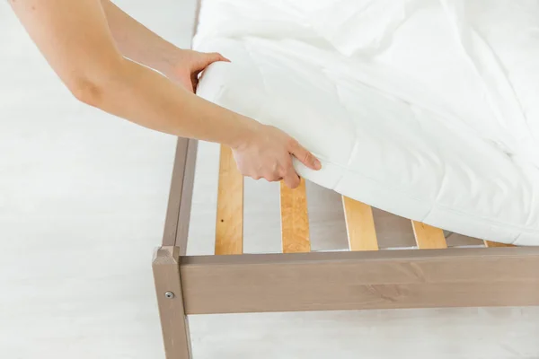 Frau Legt Bettbezug Oder Matratzenauflage Auf Das Bett Oder Legt — Stockfoto