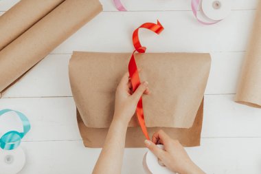 hediye paketi el işi kağıdında