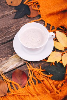 Kahve ve sonbahar yaprakları ılık ekoseli