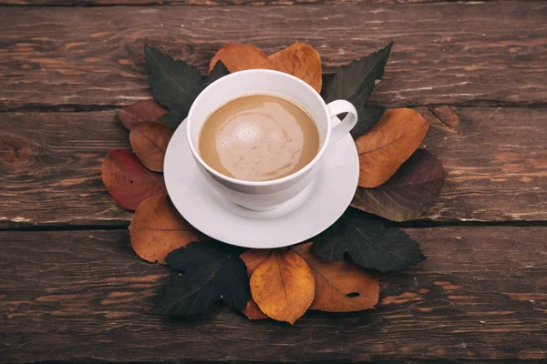 Кофе Осенние Листья Деревянном Фоне — стоковое фото
