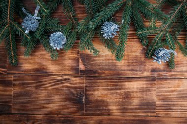 Noel arkaplanı, Noel ağacı ve tahta arka planda koniler