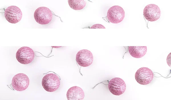 Рождественская Композиция Узор Розовых Шариков Рождество Белом Фоне Плоский Лежал — стоковое фото