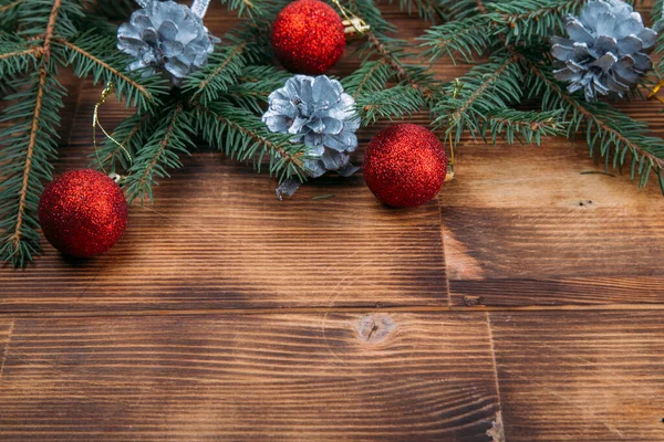 圣诞背景 圣诞树和木制背景的圆锥 — 图库照片