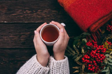 Ahşap arka planda bir fincan çay. Sıcak bir sonbahar konsepti