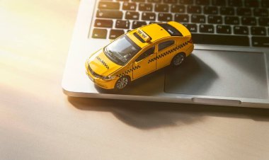 Novosibirsk, Rusya-16 Eylül 2020: Sarı oyuncak araba. İnternetten taksi çağırma fikri.