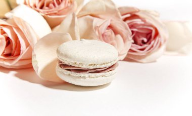 Beyaz arka planda badem kurabiyesi ve çiçekler