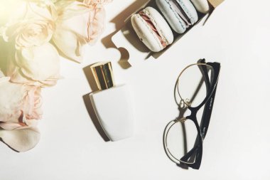 Bir kutu kurabiye, bardak ve çiçek.