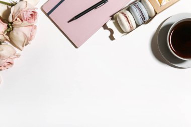 Bir kutu kurabiye, defter ve çay.