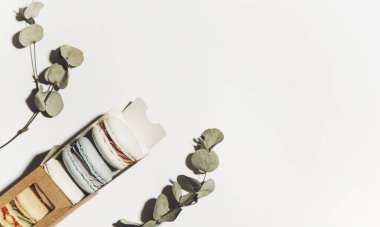 Beyaz arkaplanda bir kutu kurabiye.