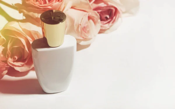 Bouteille Parfum Sur Fond Fleurs — Photo