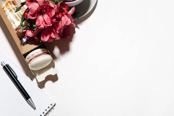 Scatola Amaretti Con Tazza Caffè Fiori — Foto Stock