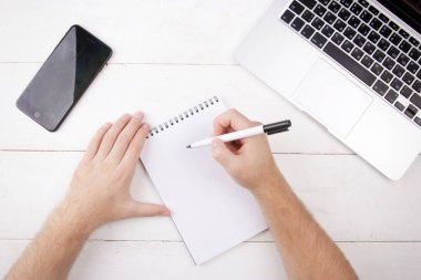 iş yeri kopyalama alanı kavramı dizüstü bilgisayar, telefon ve defter