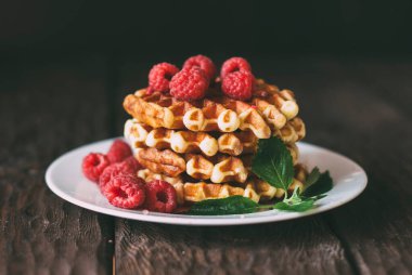 ahududu ve nane yapraklı nefis Belçika waffleları.