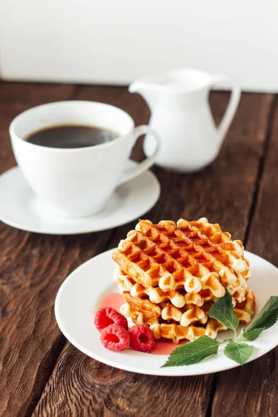 Close Zicht Heerlijke Belgische Wafels Met Frambozen Muntblaadjes Houten Tafel — Stockfoto