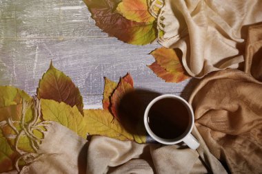Bir kupa kahve ve rahat kazak, sonbahar hafta sonu konsepti, üst manzara.