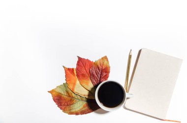 Sonbahar masaüstü, not defteri, kahve, sonbahar yaprakları. Minimalist Düz Yatış. kopyalama alanı. en üstteki görünüm. 