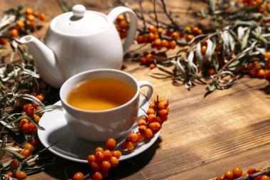 Ahşap arka planda deniz dikenli çay