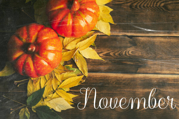 Счастливая идея с оранжевыми и желтыми листьями на деревянном фоне