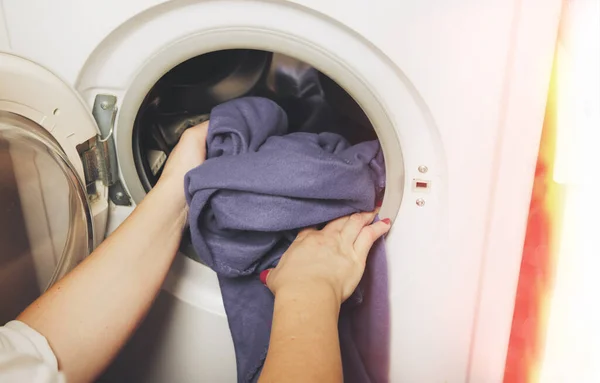 女人在洗衣机里放了些脏衣服 — 图库照片