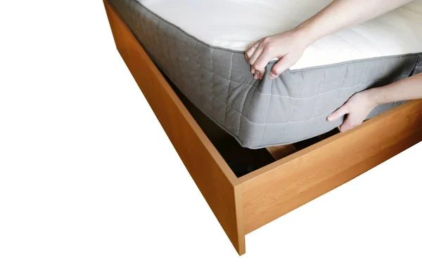 Frau Legt Bettbezug Oder Matratzenauflage Auf Das Bett Oder Legt — Stockfoto