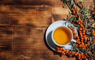 Ahşap arka planda deniz dikenli karabatak çayı