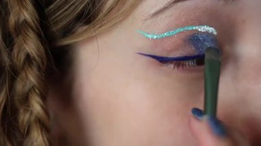 Göz farı süren bir kızın yakın çekimi.