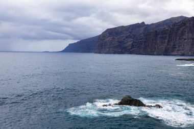 Tenerife 'nin kayalık deniz manzarası