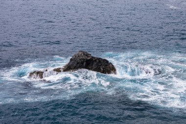 Tenerife 'de denizin ortasında büyük bir kaya.