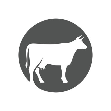 Süt İneği Silueti Tasarımı. Karanlık bir arkaplanda dairesel bir amblemde stilize edilmiş sığır profili. Beyaz meme, tarımsal uyumu sembolize ederek süt üretimini simgeliyor..