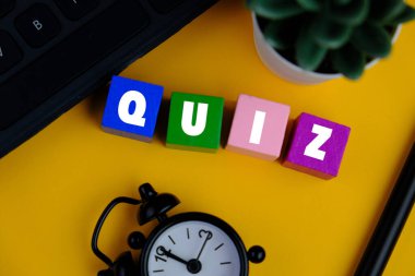 Mavi ve sarı kağıtlar üzerine sınavı. quiz ya da quiz oyunlarına cevap verme kavramı