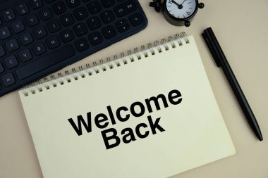 İşçileriniz için pembe arka plandaki sarı yapışkan nota tekrar hoş geldiniz. 