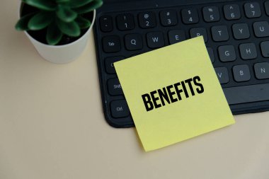 BENEFITS 'in klavyenin üzerine sarı yapışkan bir nota. İş konsepti. 