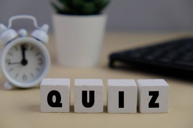 Sarı renkli ahşap bloklar üzerine bir sınav. quiz ya da quiz oyunlarına cevap verme kavramı