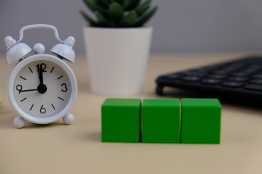 Tahta blok, alarm saati ve metin uzayı kavramının şablonu yok. iş kavramı