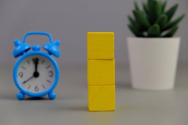 Tahta blok, alarm saati ve metin uzayı kavramının şablonu yok. iş kavramı