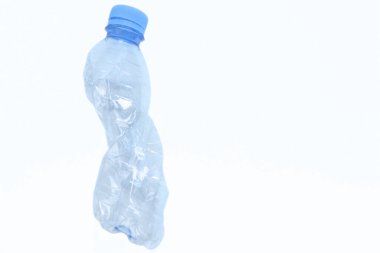 Beyaz arka planda plastik maden suyu atıkları