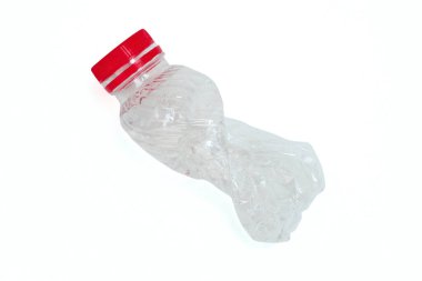 Beyaz arka planda plastik maden suyu atıkları