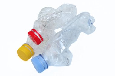 Beyaz arka planda plastik maden suyu şişeleri yığını