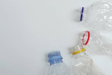 Beyaz zemin üzerinde negatif alanı olan plastik şişe atığı grubu