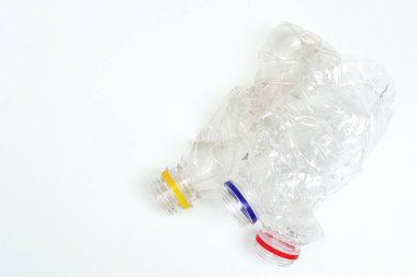 Beyaz zemin üzerinde negatif alanı olan plastik şişe atığı grubu