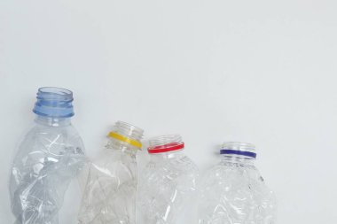 Beyaz zemin üzerinde negatif alanı olan plastik şişe atığı grubu