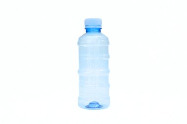 Beyaz arkaplanda boş bir maden suyu şişesi