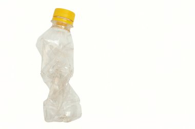 Beyaz arka planda plastik maden suyu atıkları