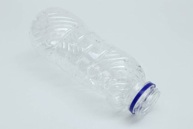 Beyaz arka planda plastik maden suyu atıkları