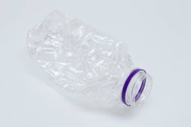 Beyaz arka planda plastik maden suyu atıkları